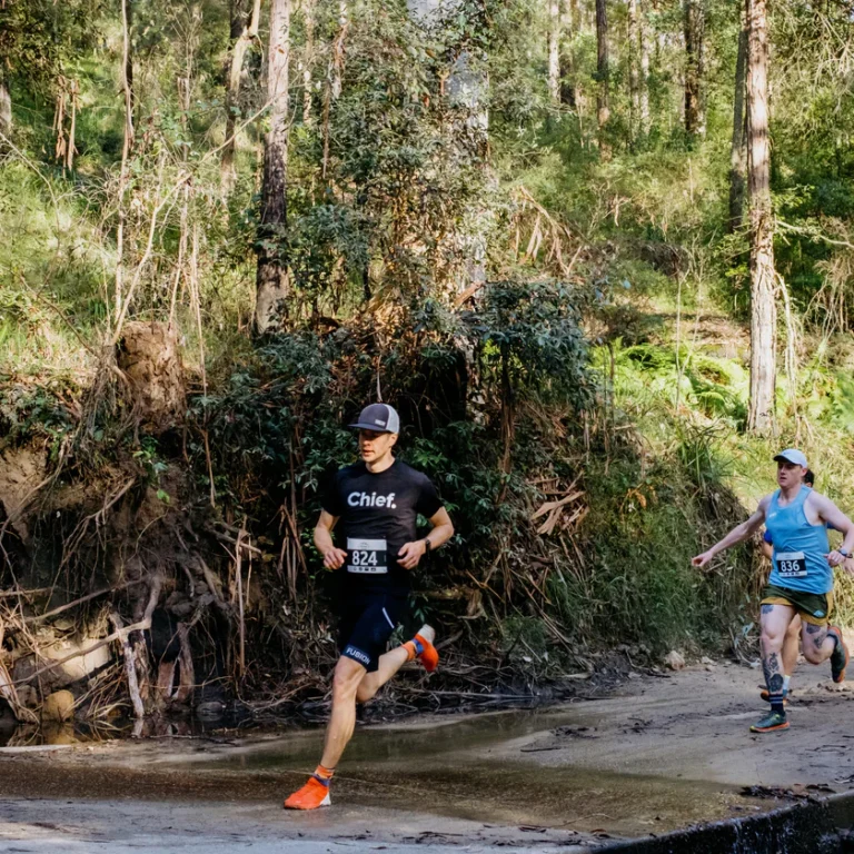 railrunner im Wald mit Startnummer, Fitness und Natur in Einklang.Arginin im Kollagen sorg für Energie
