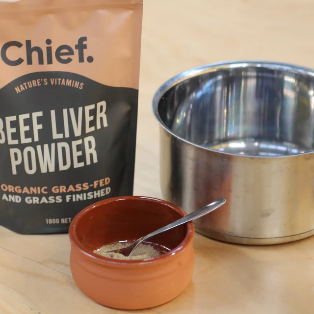 Zubereitung von Chief Nutrition Liver Powder in einer Pfanne – Bio-Rinderleber als praktische Superfood-Zutat