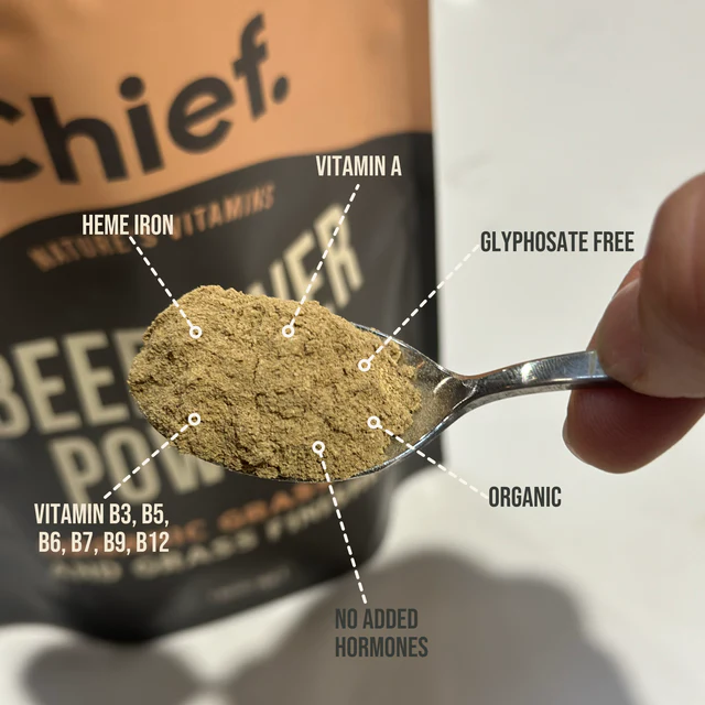 Bio Rinderleber Pulver von Chief Nutrition in Löffelaufnahme, nährstoffreich und ohne Zusätze