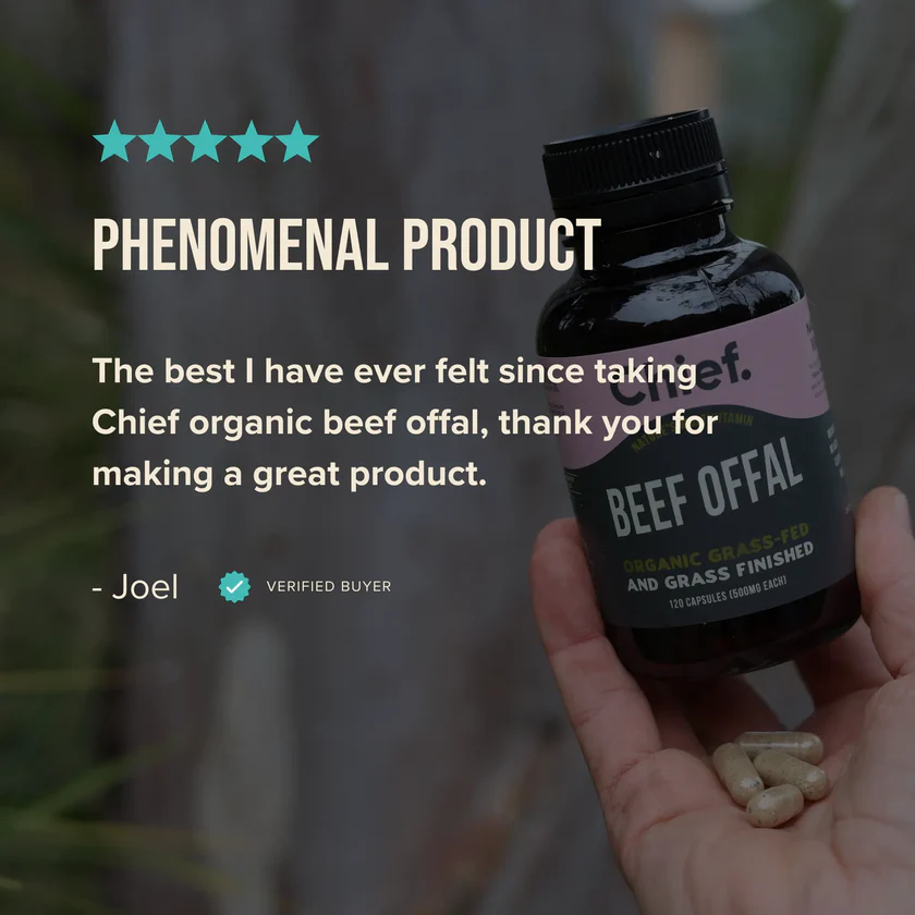 Kunde hält Beef Offal Kapseln von Chief in der Hand mit 5-Sterne-Bewertung und Text: 'Phänomenales Produkt'
