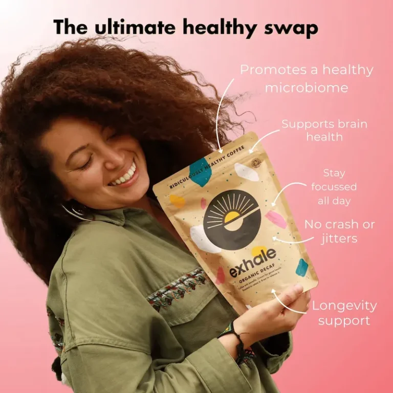 Frau hält Exhale Organic Coffee Packung, gesunder Bio-Kaffee für Energie ohne Crash