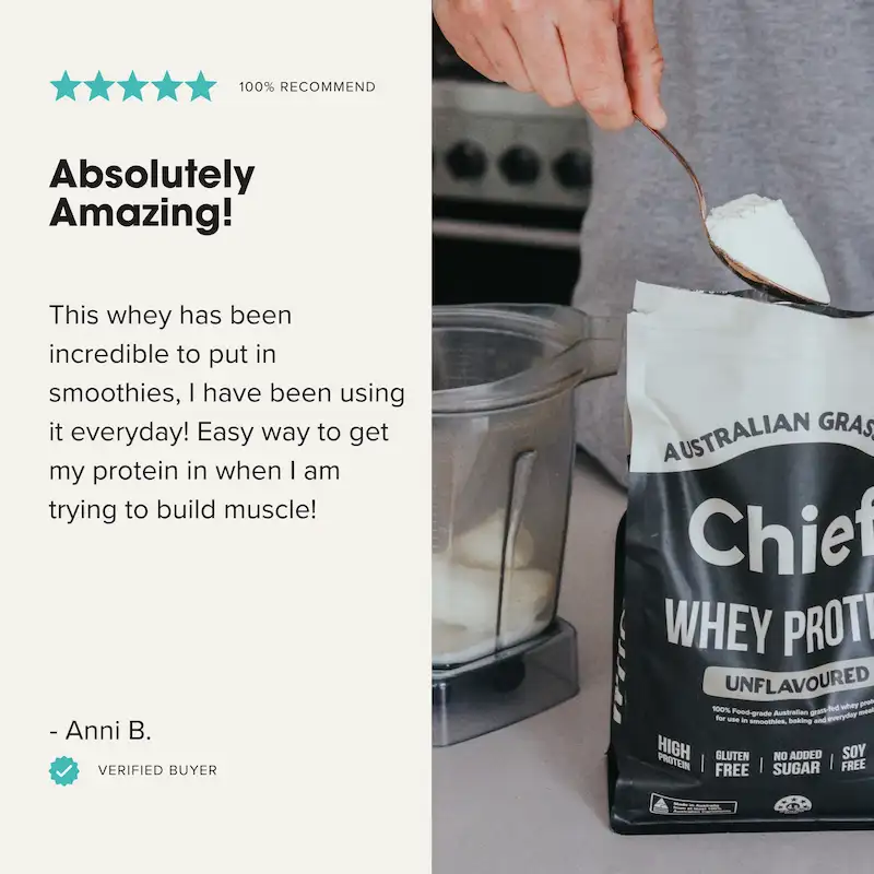 Chief Australian Grass-Fed Whey Protein Unflavoured. Die Nährwerttabelle zeigt 24g Protein und 120 Kalorien pro 30g Portion. Das Pulver ist Keto Friendly, Low Sugar, Gluten Free und wurde auf Schwermetalle und Glyphosat getestet