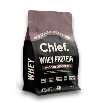 Whey Protein aus Grasfütterung - Smooth Chocolate Geschmack, 100 % natürlich, reich an Eiweiß und ohne Süßstoffe. Getestet auf Hormone, Antibiotika, Schwermetalle und Glyphosat