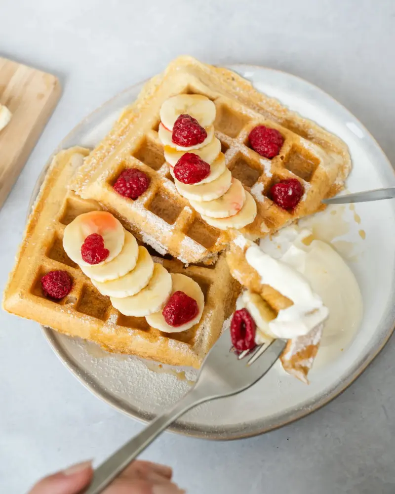 Laktosefreies Topping BIO Ghee Butterschmalz auf Waffeln mit Früchten
