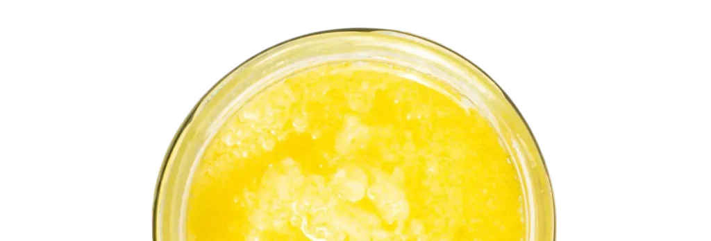 Cremige Textur von Bio Ghee im Glas – laktosefrei und ideal zum Backen und Braten.