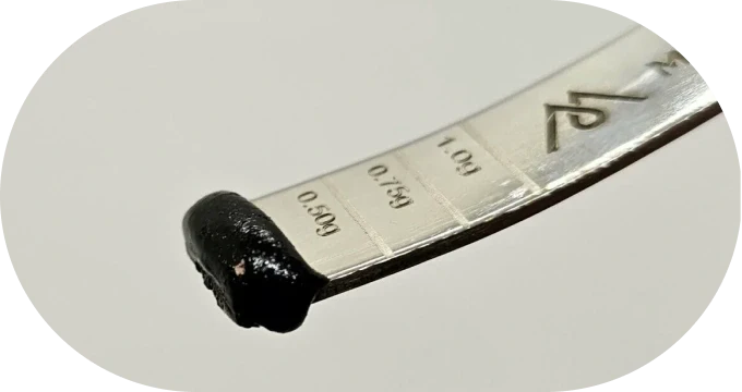 Shilajit-Harz auf dem Messlöffel, 0,2 g