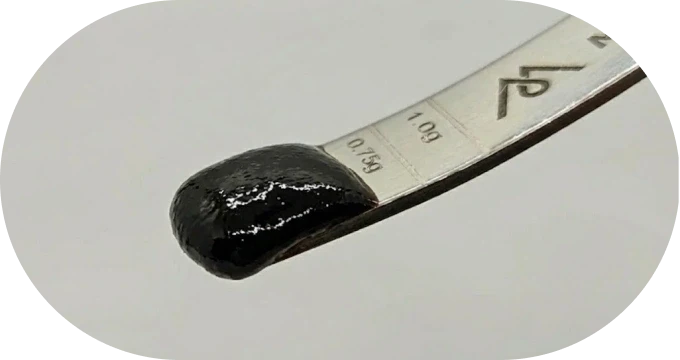 Shilajit-Harz auf dem Messlöffel, 0,6 g