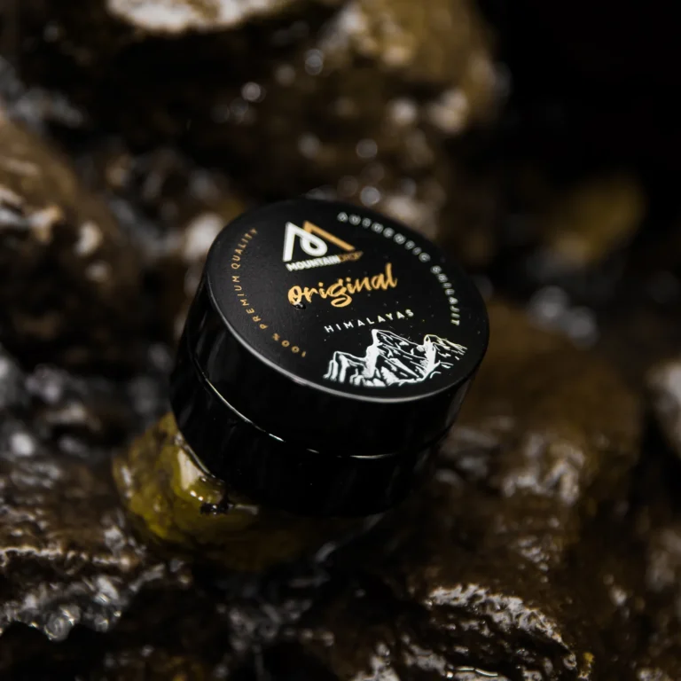 Mountaindrop Shilajit-Glas auf dunklem, nassem Fels