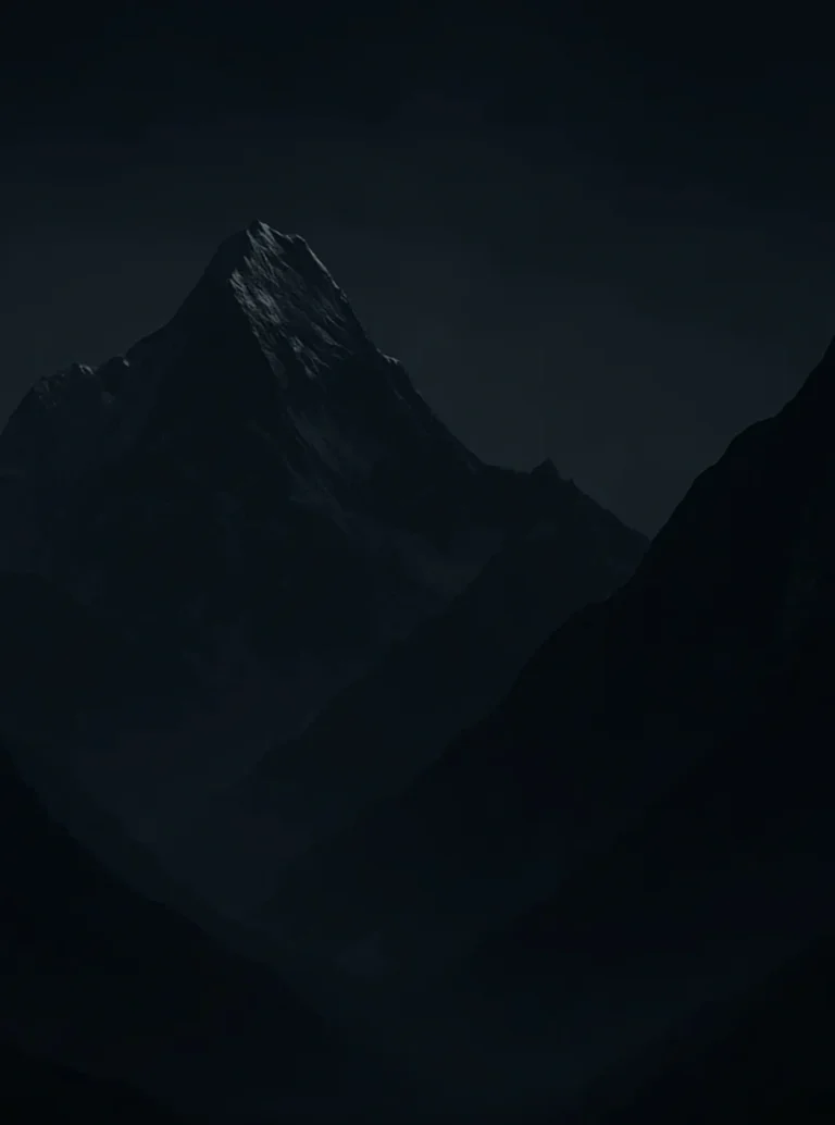 Berggipfel im Himalaya in der Dämmerung
